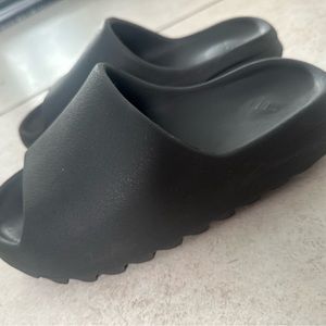 Yeezy slides ‘Onyx’